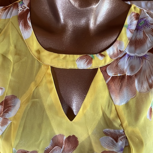 Yellow Floral Sleeveless Blouse - Picture 3 of 7